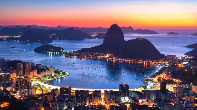 Vista panorâmica do Rio de Janeiro ao entardecer com o Pão de Açúcar