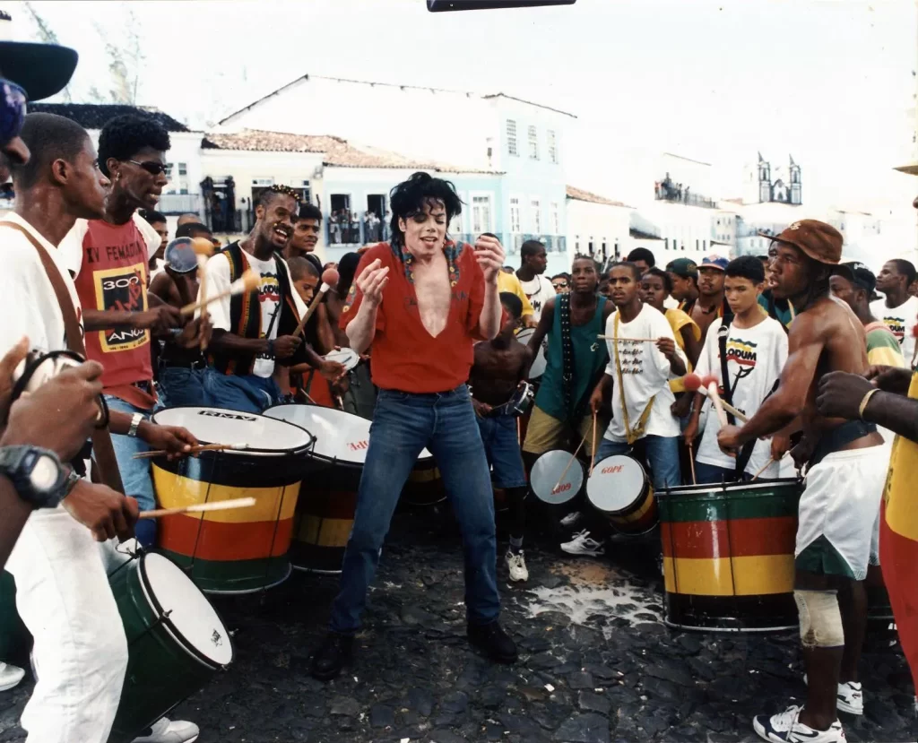Michael Jackson canta com o grupo Oludum na Bahia