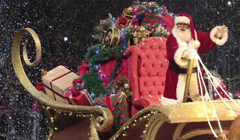 Papai Noel chega em seu trenó no Natal Luz de Gramado.