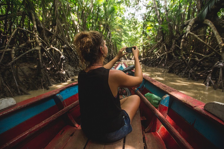 Turista em um barco registra as belezas do Norte do Brasil