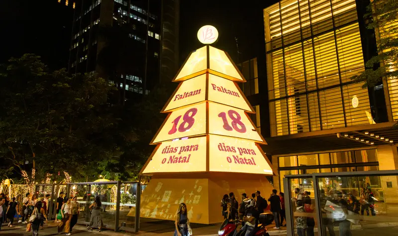 Árvore de Natal formada com luzes de led faz parte da decoração da avenida Paulista.