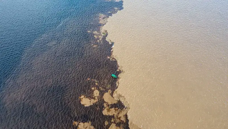 Vista aérea do encontro das águas em Manaus