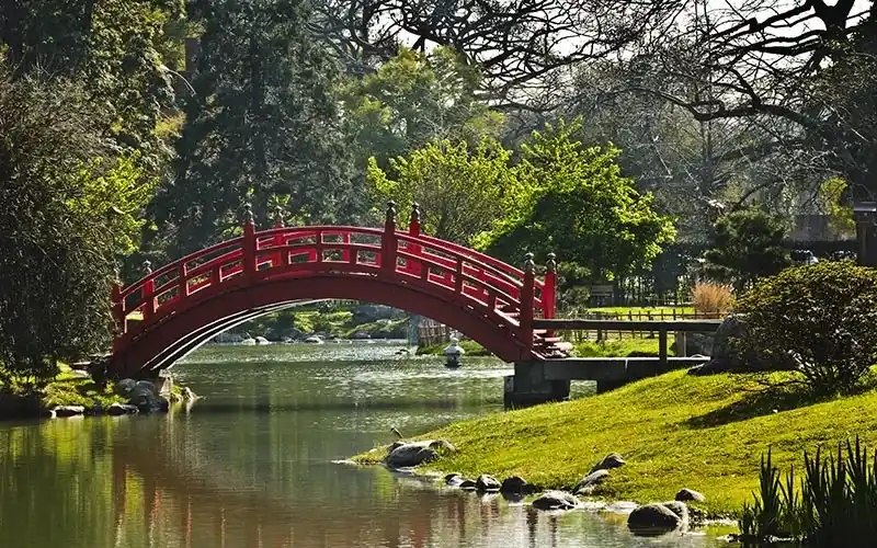 ponte vermelha em estilo japonês