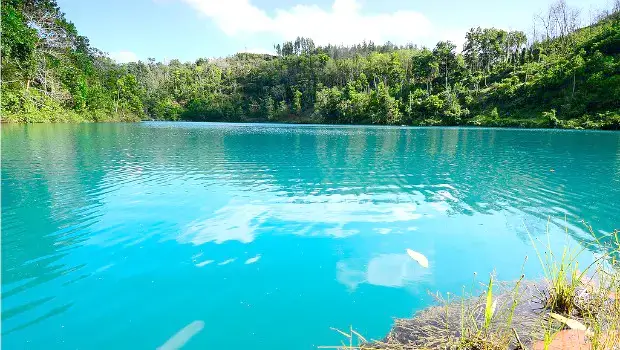 Foto da Lagoa Azul da Serra do Navio. Um refúgio com águas turquesas em meio à floresta.