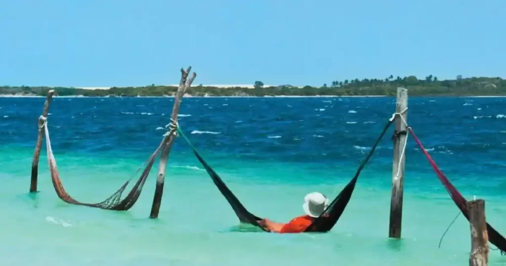 pessoa deitada em uma rede dentro do mar
