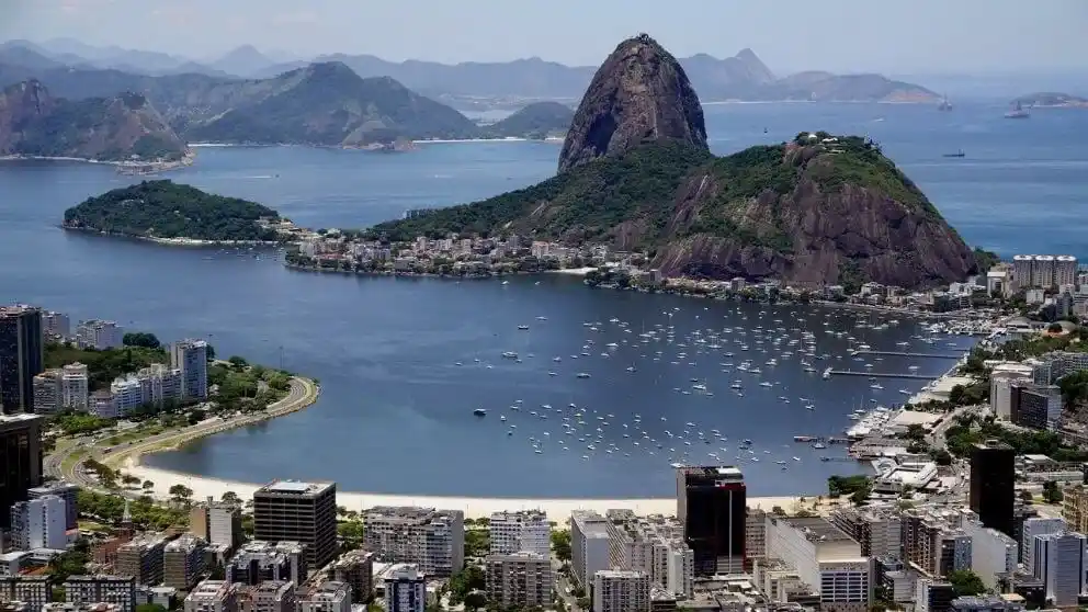 Formações rochosas da cidade do Rio de Janeiro junto ao mar. 