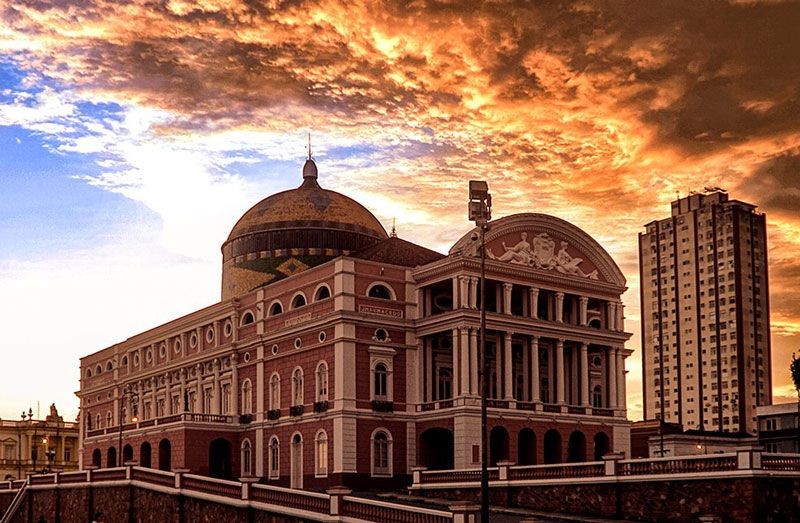 Fim de tarde sobre o Teatro Amazonas em Manaus.