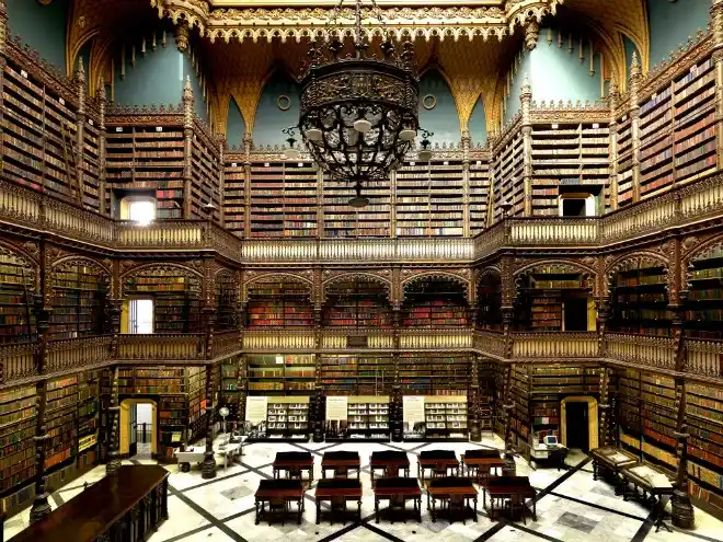 Antiga biblioteca com grandes estantes.