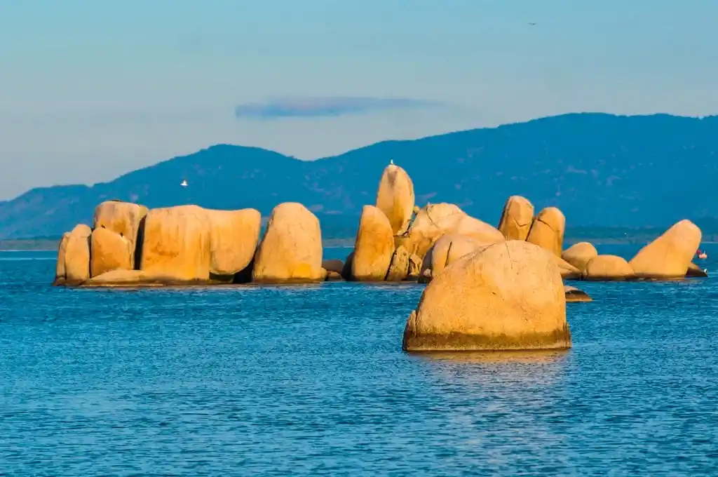 Conjunto de pedras no meio do mar