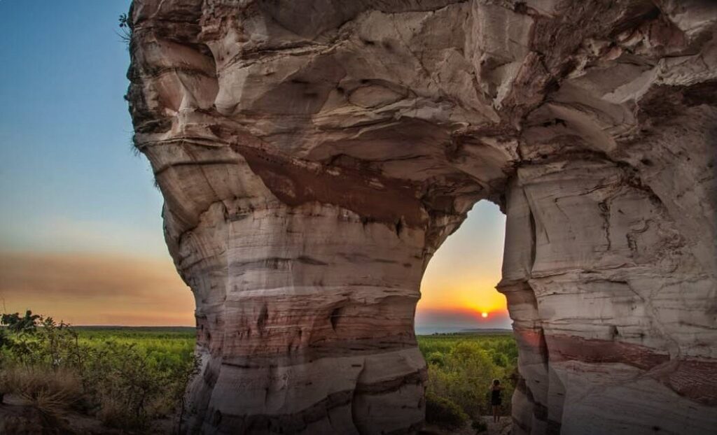 Pôr do sol em uma das atrações mais famosas do Jalapão, a Pedra Furada.