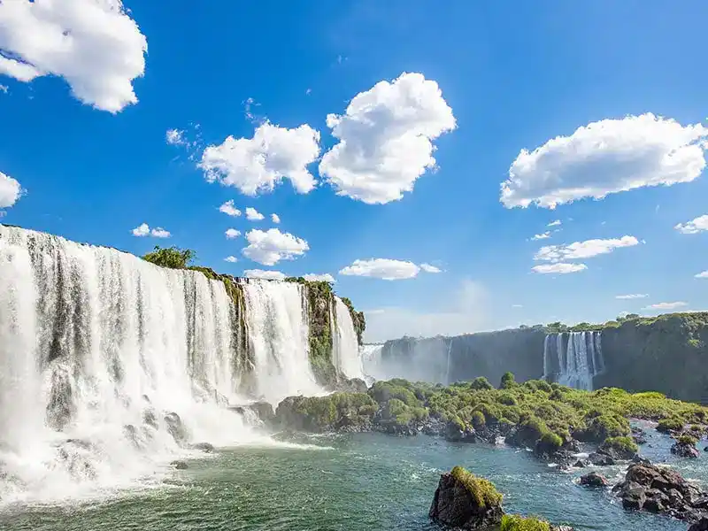 Quedas de água das cataratas do Iguaçu.
