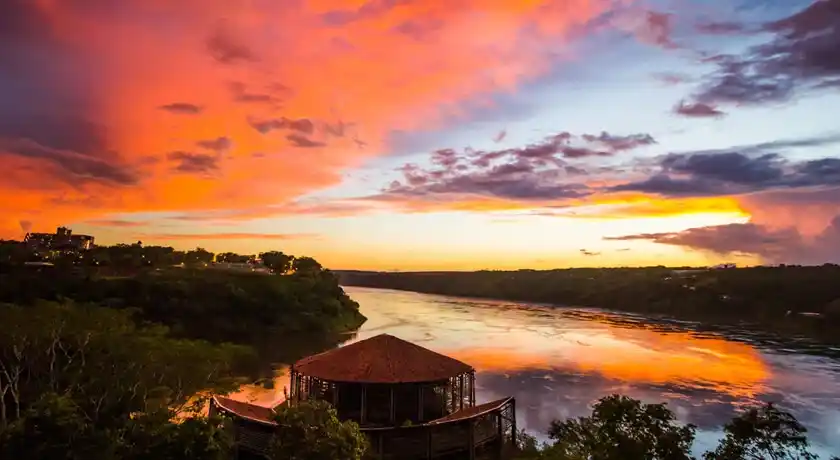 Céu de final de tarde sobre os rios Paraná e  Iguaçu