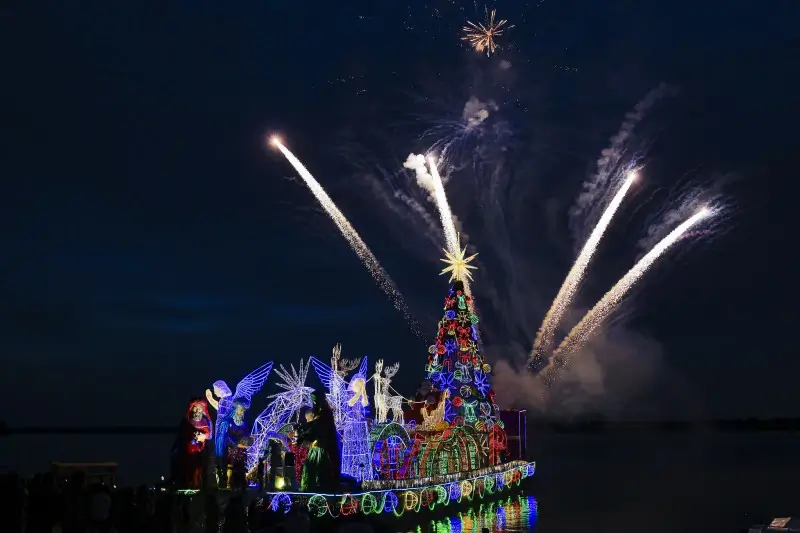 Balsa iluminada para o Natal navega pelo rio em Manaus.