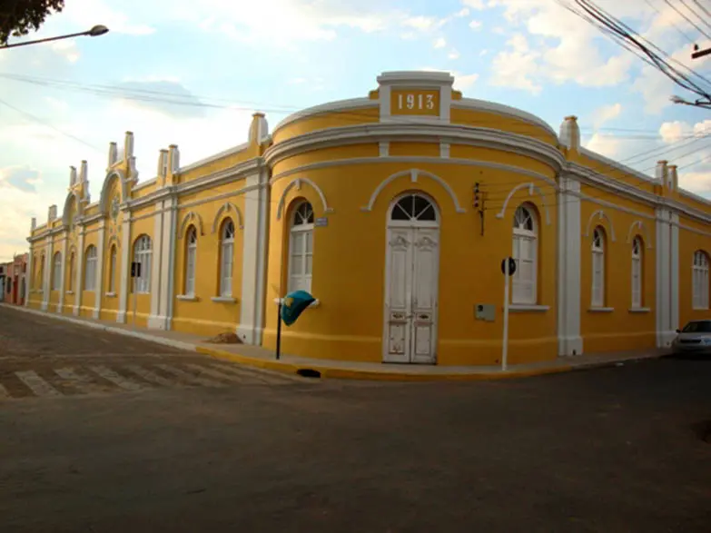 Casa amarela e antiga construída em 1913 no interior do Mato Grosso