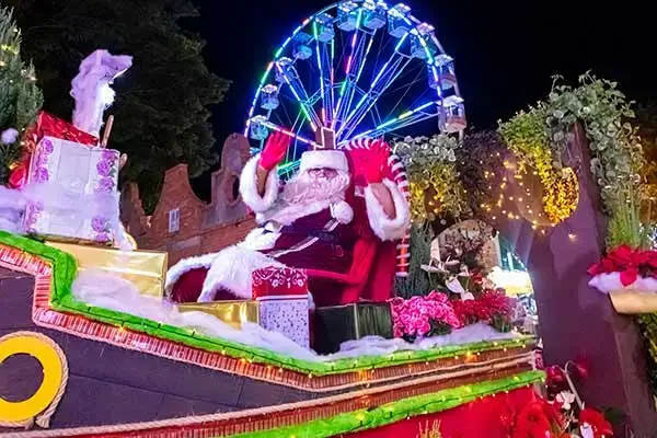 Papai Noel saúda os visitantes em Holambra