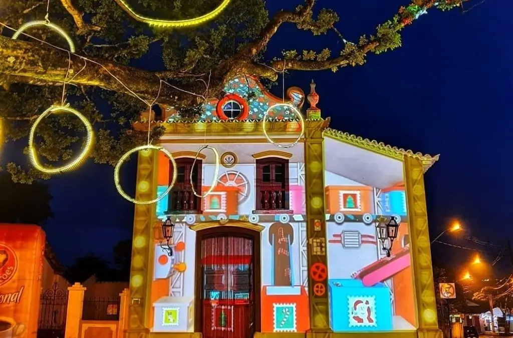 Casarão histórico de Tiradentes e árvores com decoração de Natal