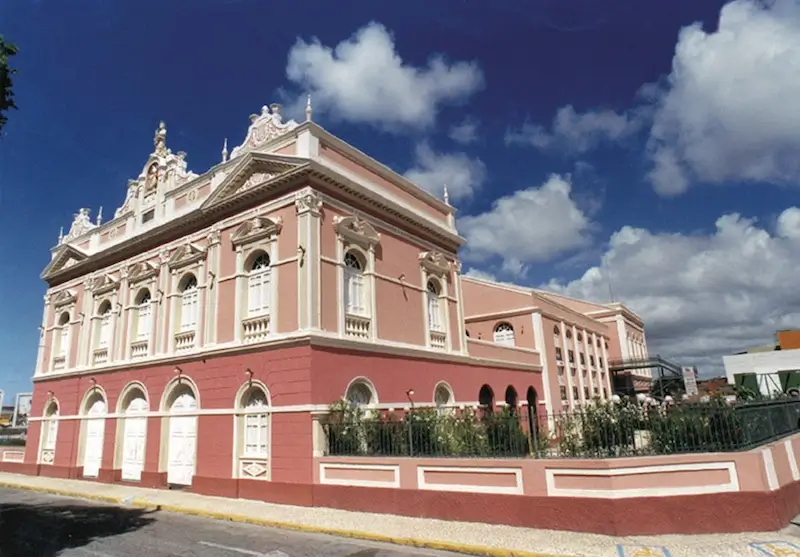 Casarão rosa com características da arquitetura do século XIX abriga o Teatro Deodoro. 
