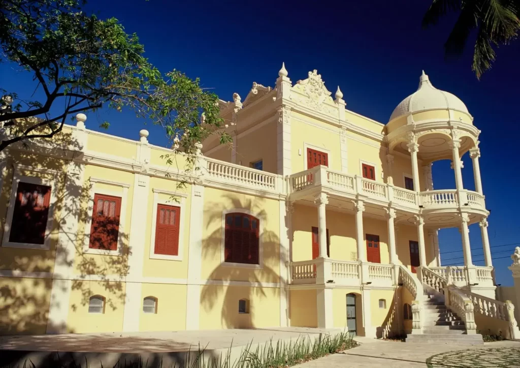 Palacete colonial abriga o Museu Théo Brandão de Maceió.
