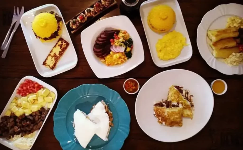 Alguns dos pratos da culinária nordestina disponíveis em Maceió.