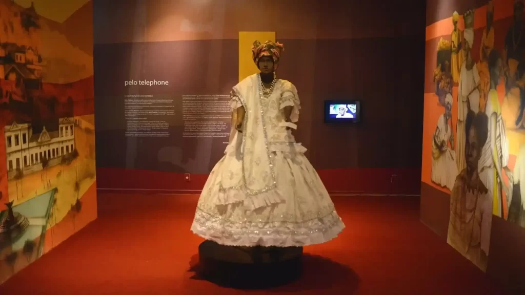 roupa de baiana de carnaval exposta em museu.