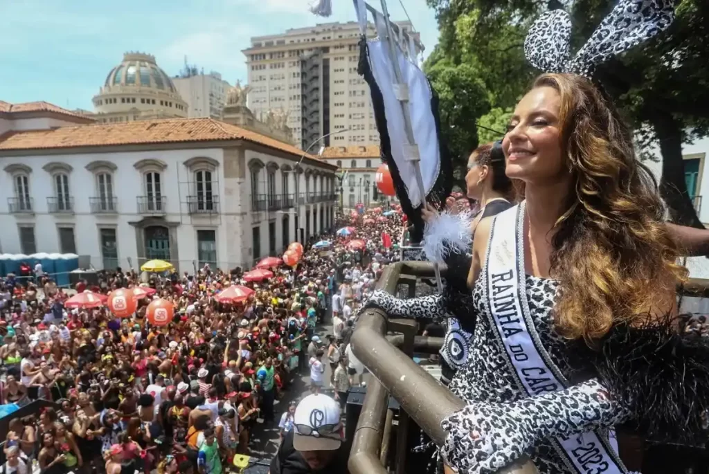 foliões participam de bloco de carnaval de rua no Rio de Janeiro